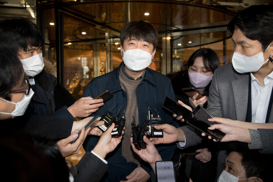 Lee Jun-seok, head of the main opposition People Power Party (PPP), is surrounded by reporters at the Lotte Hotel in central Seoul after a meeting with Kim Chong-in, general chairman of the election campaign committee, Wednesday. [NEWS1]