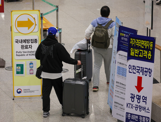 Travelers make their way through Incheon International Airport on March 13. [NEWS1]