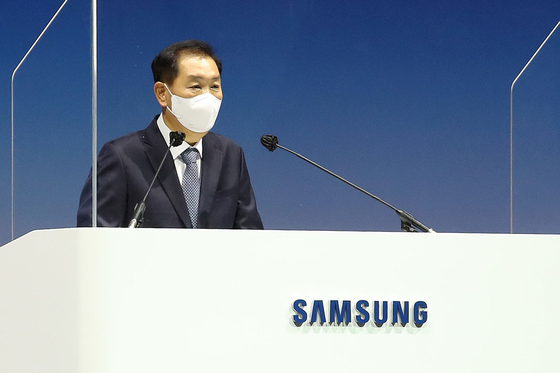 Samsung Electronics Vice Chairman Han Jong-hee speaks at the 53rd annual shareholders meeting on Wednesday morning at the Suwon Convention Center in Gyeonggi, where he apologized for a series of mishaps and promised to restore shareholder value. [YONHAP]