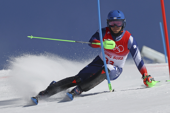 Jung Dong-hyun passes a gate during the second run of the men's slalom at the 2022 Winter Olympics on Feb. 16 in the Yanqing district of Beijing. [AP/ YONHAP]
