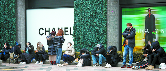 People line up to enter a Chanel boutique at a department store in Seoul. [JOONGANG ILBO]