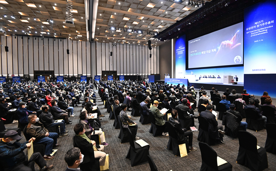 Samsung Electronics' 53rd annual shareholders' meeting is being held at the Suwon Convention Center in Gyeonggi on Wednesday morning. [NEWS1]