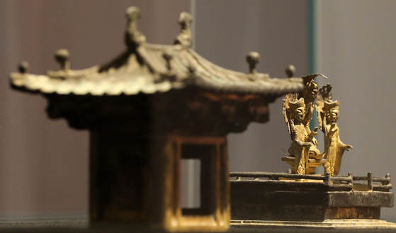 The Portable Shrine of Gilt-bronze Buddha Triad, a national treasure that failed to win any bids at an auction in January, was purchased by HeritageDAO, a cryptocurrency-based decentralized autonomous organization (DAO). [NEWS1] 