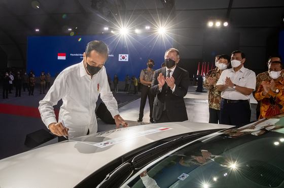 Indonesian President Joko Widodo autographs an Ioniq 5 at an event celebrating Hyundai Motor's completion of a plant in Bekasi, Indonesia. [HYUNDAI MOTOR]