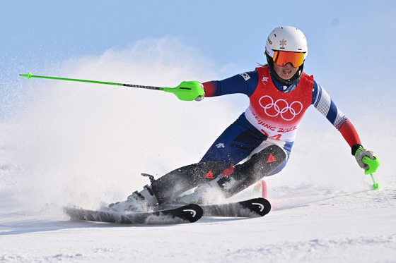 Gim Sohui competes in the first run of the women's slalom during the Beijing 2022 Winter Olympic Games at the Yanqing National Alpine Skiing Centre in Yanqing on Feb. 9. [AFP/YONHAP]
