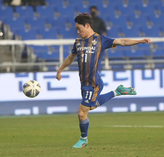 Ulsan's Um Won-sang scores his team's second goal in an AFC Champions League qualifying playoff against Thai club Port F.C. at Munsu Football Stadium in Ulsan on Tuesday. [YONHAP]