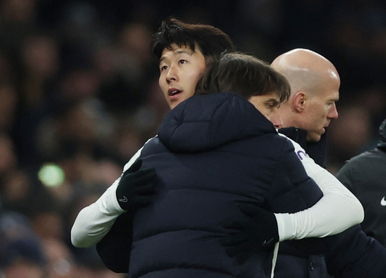 Tottenham Hotspur's Son Heung-min hugs manager Antonio Conte during a game against Everton on Saturday. [REUTERS/YONHAP]
