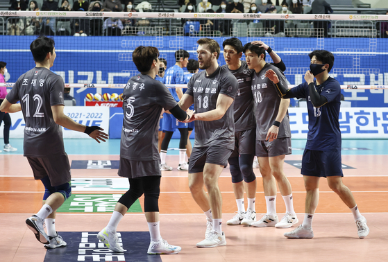 The Incheon Korean Air Jumbos celebrate after beating Seoul Woori Card WooriWON 3-2 on Wednesday at Jangchung Gymnasium in central Seoul. [YONHAP]
