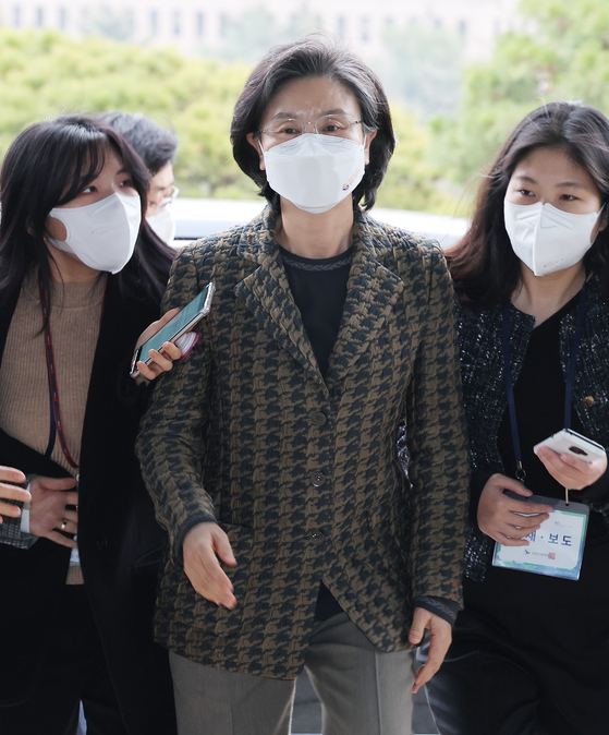 National Election Commission Chairwoman Noh Jeong-hee arrives at the commission's headquarters in Gwacheon, Gyeonggi on Thursday morning. [YONHAP]