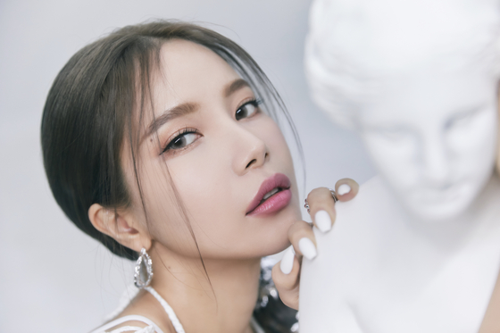 Solar of girl group Mamamoo released "容 : Face" (Yong : Face), her first solo EP, on March 16. [RBW]