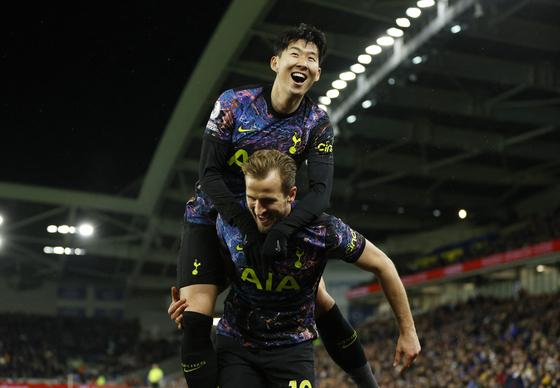Tottenham Hotspur's Harry Kane and Son Heung-min celebrate after Kane scored a goal against Brighton at The American Express Community Stadium in Brighton, England on Wednesday. [REUTERS/YONHAP]