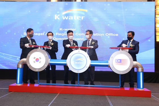 Korean Embassy in Malaysia's Consul General Joo Joong-cheol, third from left, and Korea Water Resources Corporation Vice President Lee Jong-jin, fourth from left, celebrate the opening of the Southeast Asia Regional Collaboration Office in Kuala Lumpur on Thursday.[KOREA WATER RESOURCES CORPORATION]