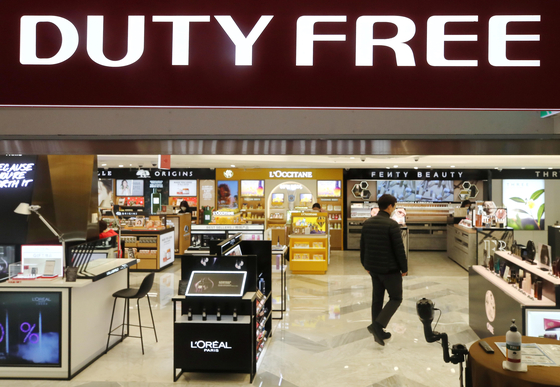 A duty-free store in Seoul is almost empty. Foreign tourists stopped coming during the pandemic, and the stores are highly dependent on Chinese resellers for sales. [YONHAP]