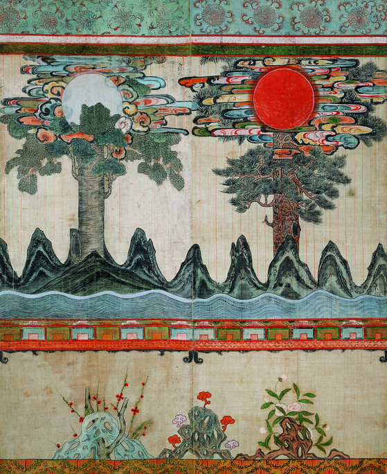 “Irwolbusangdo (The Sun and Moon on the Sacred Trees in the East Sea),” a folk painting by an unknown artist, is one of the highlights of the new exhibition “The Flow of Korean Polychrome Paintings” in Jinju, South Gyeongsang.  [LEEUM MUSEUM OF ART]