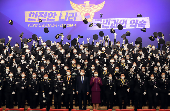 President Moon Jae-in, center, poses for a group photo with newly-commissioned police officers at a commencement ceremony at Korea National Police University in Asan, South Chungcheong, on Thursday. [YONHAP]