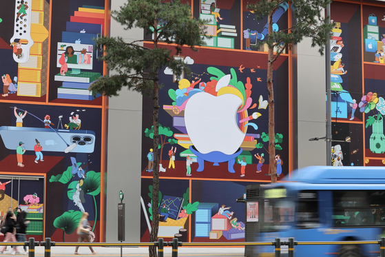 The outer walls of the third Apple Store in Korea, set to open in Myeong-dong, central Seoul, is revealed on Thursday. It has been decorated in a traditional Korean style of painting known as chaekgado, which means still-life painting of bookshelves, out of respect for the scholars that used to live in Myeong-dong in the past, according to Apple. The opening date of the store has not been decided yet. [YONHAP]