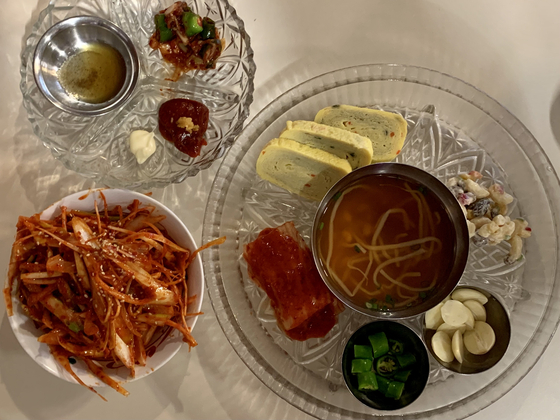Side dishes and dipping sauces that are served in Haengjin [LEE JIAN]