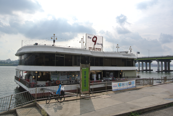 The cruise ship is now a samgyeopsal restaurant Jamdubong The Nine [LEE JIAN]