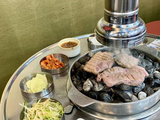  Samgyeopsal at Sujeong Okdol Fresh Salt-grilled Pork at Hongdae, western Seoul [LEE JIAN]