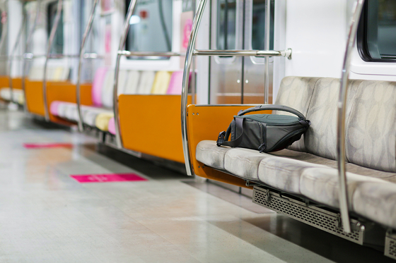 Сумка оставлена ​​на сиденье в метро.  Потерянные сумки собирают пассажиры и сотрудники и отправляют в центр находок метрополитена.  [СЕУЛЬСКОЕ МЕТРО]