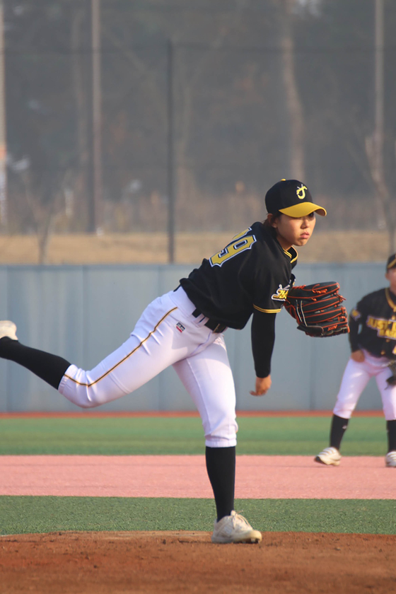 Kim Ra-kyung pitches during a match between her Just Do Baseball team and a men's amateur baseball team at Hwaseong Dream Park Baseball Field in Hwaseong, Gyeonggi on Dec. 13, 2021. [YONHAP]
