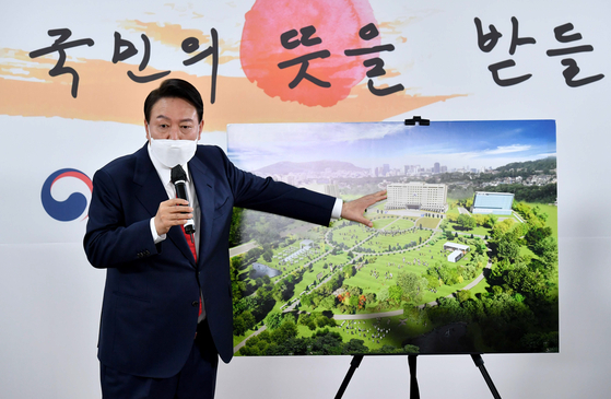 President-elect Yoon Suk-yeol announces his decision to relocate the new presidential office to the Defense Ministry compound in Yongsan District in a press conference at his transition team's headquarters in Samcheong-dong, central Seoul, Sunday. [NEWS1]