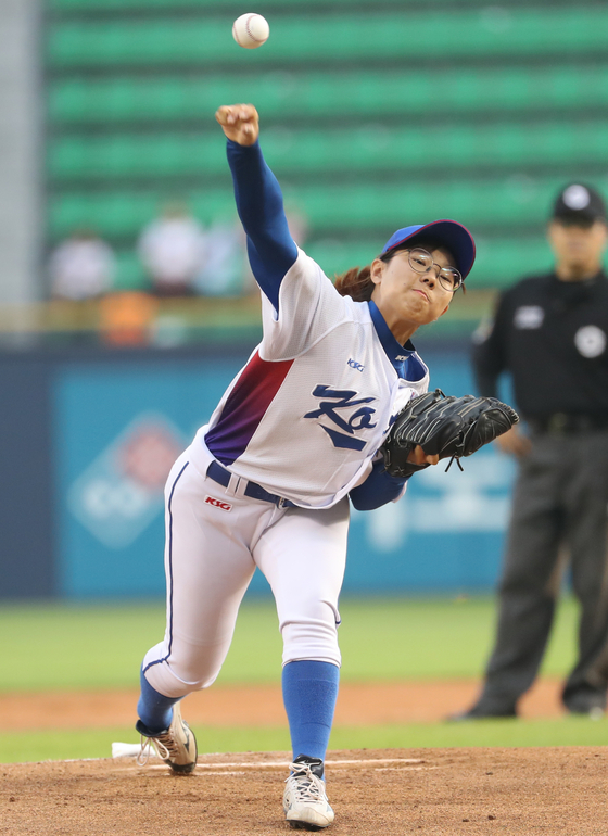 Kim Ra-kyung pitches for Korea during the 2018 WBSC Women’s Baseball World Cup in Florida. [ILGAN SPORTS]