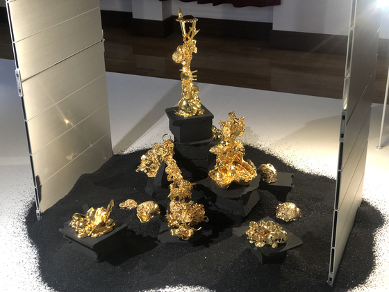 Artist Oh Serin’s beautiful shiny gold metalwork were made from the most questionable things off the street, like rotten tangerines. [SHIN MIN-HEE]