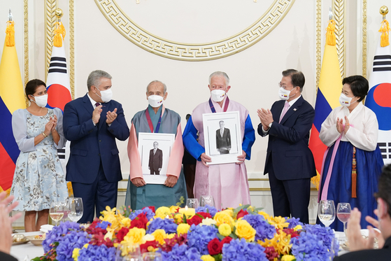 President Duque, second from left, President Moon, second from right, the Colombian veterans of the Korean War, center, and the first ladies honor the veterans during a summit dinner at the Blue House on Aug. 25, 2021. Third from left is veteran Alvaro Lozano Charry, and fourth from left, veteran Guillermo Rodriguez Guzman. [NEWS1]