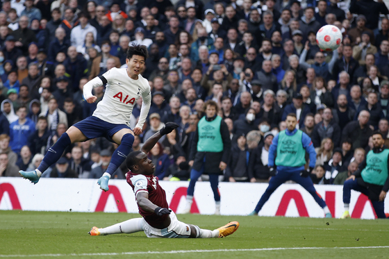 Tottenham's Son Heung-min scores his side's second goal during a Premier League match against West Ham United at Tottenham Hotspur Stadium in London on Sunday. [AP/YONHAP]