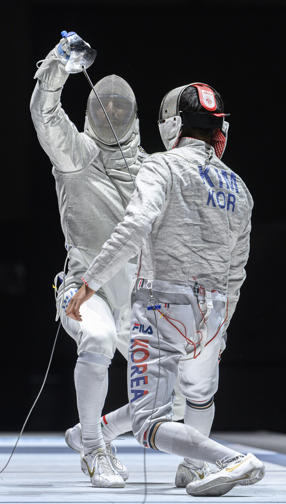 Kim Dzsongun a jobb oldalon a magyar Aaron Chilaki ellen a budapesti férfi világbajnokság szombati elődöntőjében. [EPA/YONHAP]