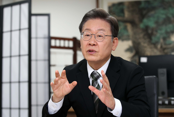 Ruling Democratic Party (DP) presidential candidate Lee Jae-myung sits for an interview with the JoongAng Ilbo Monday at the party’s headquarters in Yeouido, western Seoul. [KIM SANG-SEON]