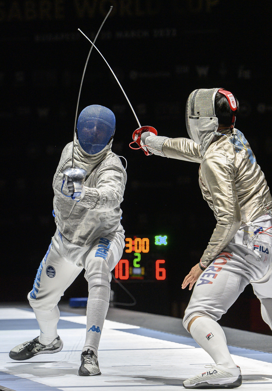 Oh Sang-uk, right, in action against Luca Curatoli of Italy during their semi final bout of the men's sabre World Cup in Budapest, Hungary on Saturday. [EPA/YONHAP]