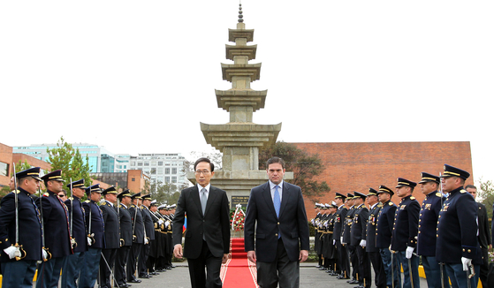 Korean President Lee Myung-bak, left, and Colombian Minister of Defense Juan Carlos Pinzón Bueno, right, walk back together after presenting flowers at a monument dedicated to the Colombian veterans of the Korean War in Bogota on June 23, 2012. [YONHAP] 