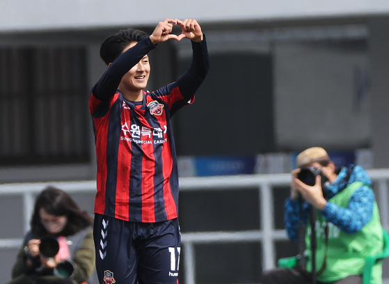 Lee Seung-woo celebrates after scoring against Daegu FC at Suwon Stadium in Suwon, Gyeonggi on Sunday. [YONHAP]