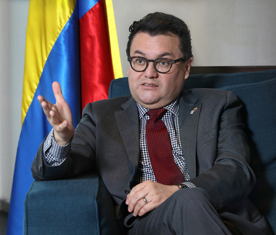 Colombian Ambassador to Korea Juan Carlos Caiza speaks to the Korea JoongAng Daily at the Four Seasons Hotel in central Seoul on March 3. [PARK SANG-MOON]
