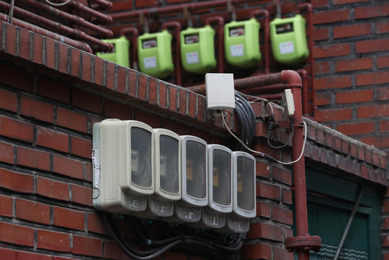 Electricity bill meter at a low-rise residential neighborhood in Seoul on Monday. [YONHAP] 