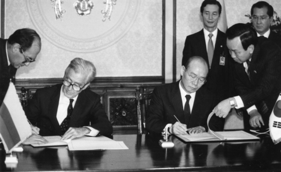 Colombian President Virgilio Barco,left, and Korean President Chun Doo Hwan, right, sign agreements during their summit in Seoul in September 1987. President Barco was the first Colombian president to visit Korea. [JOONGANG PHOTO]