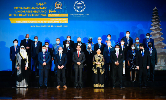 Speakers of parliaments of 31 countries and other heads of parliaments and governments attend the opening ceremony of the 144th Inter-Parliamentary Union Assembly in Bali, Indonesia, on Sunday, including Korea's National Assembly Speaker Park Byeong-seug, far left in second row, and Indonesian President Joko Widodo, fourth from left in first row. [OFFICE OF SPEAKER OF NATIONAL ASSEMBLY OF KOREA]