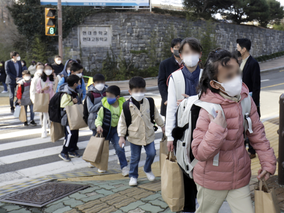 Children of Afghan evacuees go to their first day of school in Ulsan on Monday. Nearly half of the Afghan evacuees have been employed by a subcontractor of Hyundai Heavy Industries in Ulsan and most of them settled in Ulsan's Dong District.  [NEWS1]