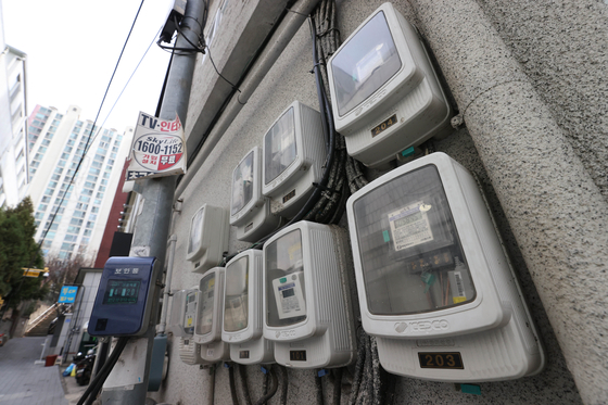 Electricity bill meter at a residential neighborhood in Seoul, Monday. An announcement on new electricity tariffs that was supposed to be released Monday has been delayed. [YONHAP]