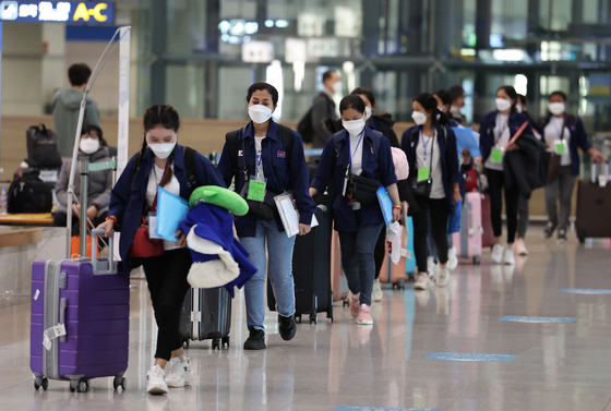 Passengers arriving from overseas enter the arrival terminal at Incheon International Airport on Tuesday. Passengers who were vaccinated abroad or in Korea are exempted from seven-day quarantines starting from March 21. [YONHAP]