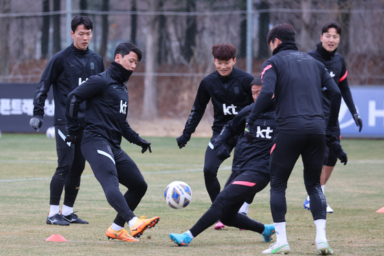Hwang Hee-chan, second from left, trains with his teammates at the National Football Center in Paju, Gyeonggi, on Monday, in preparation for the final round of World Cup qualifying matches. [YONHAP]