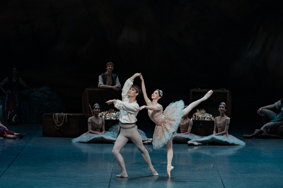 Korean National Ballet presents ″Le Corsaire″ that has been newly interpreted by the company's young dancer and choreographer Song Jung-bin. [KNB]