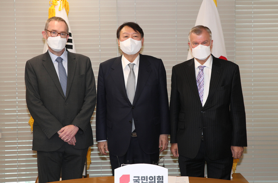 Incoming and outgoing British ambassadors to Korea, Colin Crooks, left, and Simon Smith, right, with President-elect Yoon Suk-yeol, at the time a presidential contender, at the headquarters of Yoon's People Power Party in Yeouido, western Seoul, on Dec. 2, 2021. [YONHAP]