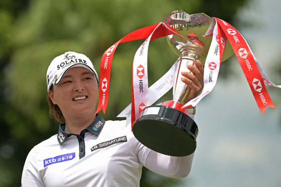 Ko Jin-young lifts the trophy during the victory ceremony after winning the HSBC Women's World Championship held at the Tanjong course of Singapore's Sentosa Golf Club on March 6. [XINHUA/YONHAP]
