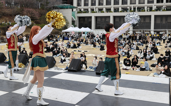 Students at Sungkyunkwan University in central Seoul enjoy a university festival, which was held on campus for the first time in three years due to the Covid-19 pandemic. [YONHAP]