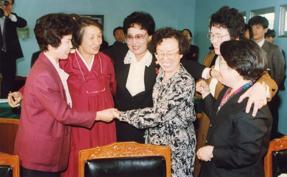 North and South Korean women participate in an inter-Korean forum on women's rights during their pre-forum meeting at Panmunjom on Nov. 9, 1991. The forum was held in Seoul later that month. [JOONGANG PHOTO]