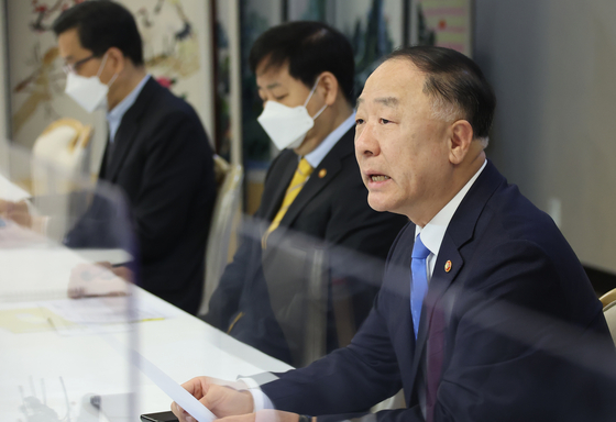 Finance Minister Hong Nam-ki announces the government plans to ease tax burden of single homeowners for this year during a government meeting on real estate policies held Wednesday in Seoul. [YONHAP] 
