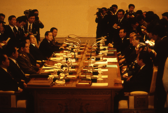 This file photo is dated to Dec. 12, 1991, when the two Koreas held a high-level meeting at the Walkerhill Hotel in eastern Seoul. The South Korean delegation was led by Prime Minister Chung Won-shik, and the North Korean delegation by senior official Yeon Hyung-mook. [JOONGANG PHOTO]